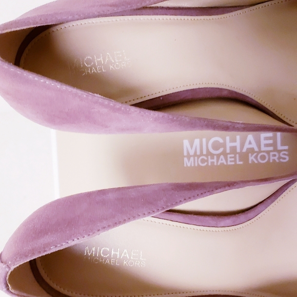 9.5 Like new locked heels suede pumps by MICHAEL Michael Kors - Picture 5 of 10